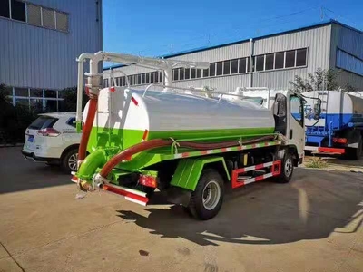 凱馬5.6方超容積國五吸糞車 高效環(huán)衛(wèi)作業(yè)的得力助手